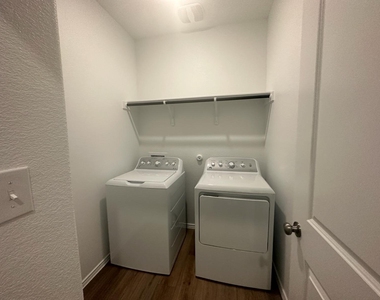 361 Sonterra Dr - Photo Thumbnail 13