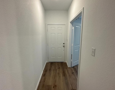 361 Sonterra Dr - Photo Thumbnail 5