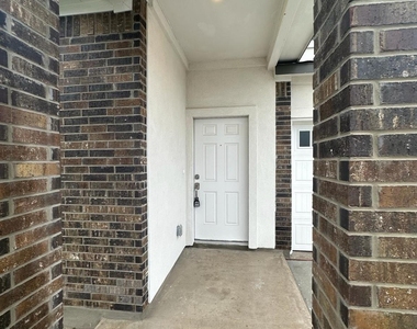 361 Sonterra Dr - Photo Thumbnail 4