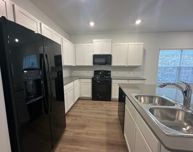 361 Sonterra Dr - Photo Thumbnail 9