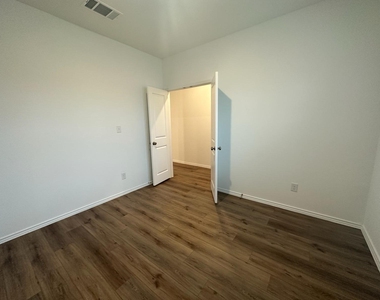 361 Sonterra Dr - Photo Thumbnail 11