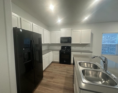 361 Sonterra Dr - Photo Thumbnail 8