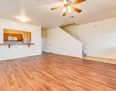 126 Sandstone Dr - Photo Thumbnail 3