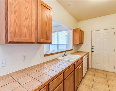 126 Sandstone Dr - Photo Thumbnail 7