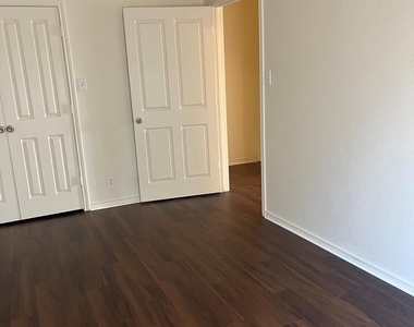 126 Sandstone Dr - Photo Thumbnail 16
