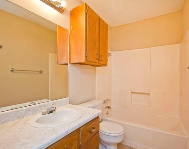126 Sandstone Dr - Photo Thumbnail 13