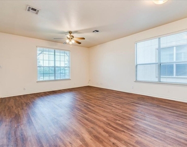 126 Sandstone Dr - Photo Thumbnail 4