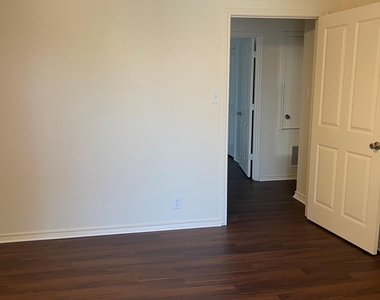 126 Sandstone Dr - Photo Thumbnail 17
