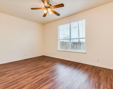 126 Sandstone Dr - Photo Thumbnail 6