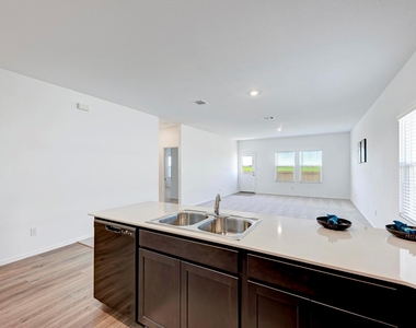 611 Halfmoon Dr - Photo Thumbnail 3