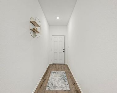 611 Halfmoon Dr - Photo Thumbnail 6