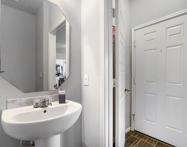 525 N Heatherwilde Blvd - Photo Thumbnail 7
