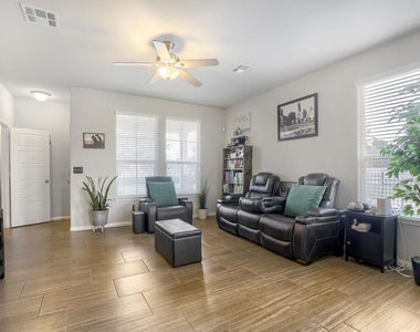 525 N Heatherwilde Blvd - Photo Thumbnail 3