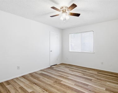 2412 Burleson Ct - Photo Thumbnail 8