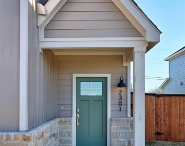 2301 Wallin Bradley Dr - Photo Thumbnail 2