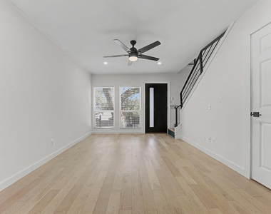 3806 Southridge Dr - Photo Thumbnail 2