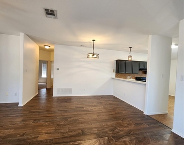 504 Texas Ave - Photo Thumbnail 5