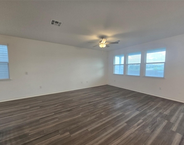 2913 Saint Regis Dr - Photo Thumbnail 4
