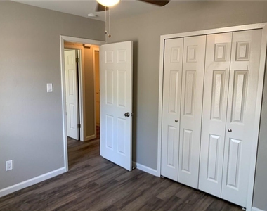 11640 Parkfield Dr - Photo Thumbnail 8