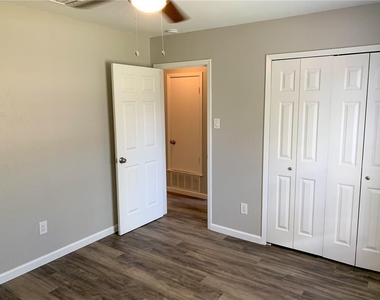 11640 Parkfield Dr - Photo Thumbnail 13