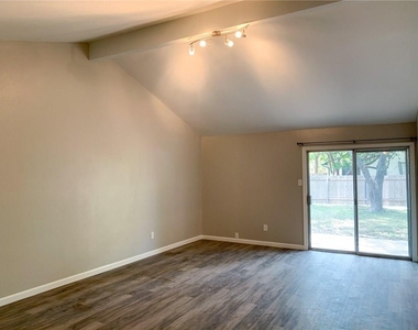 11640 Parkfield Dr - Photo Thumbnail 3