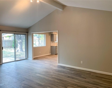 11640 Parkfield Dr - Photo Thumbnail 5
