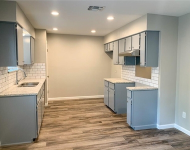 11640 Parkfield Dr - Photo Thumbnail 7