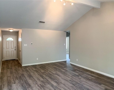 11640 Parkfield Dr - Photo Thumbnail 2