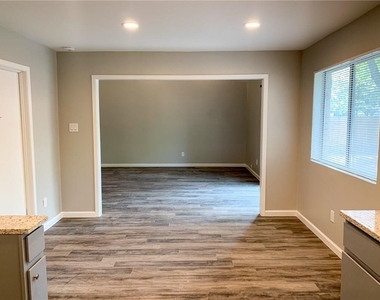 11640 Parkfield Dr - Photo Thumbnail 6