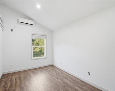 877 Yaupon Dr - Photo Thumbnail 17