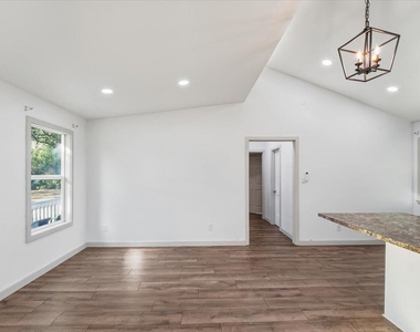 877 Yaupon Dr - Photo Thumbnail 8
