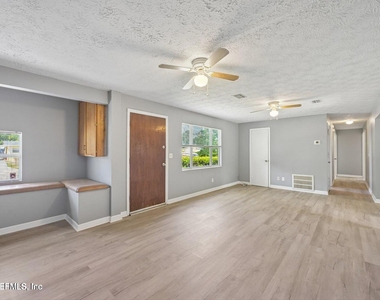 8032 Lourdes Drive S - Photo Thumbnail 4
