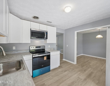 8032 Lourdes Drive S - Photo Thumbnail 8