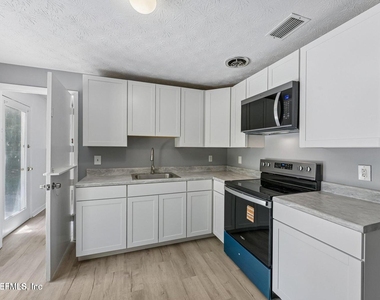 8032 Lourdes Drive S - Photo Thumbnail 7