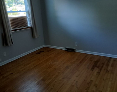 557 E Division Street - Photo Thumbnail 6