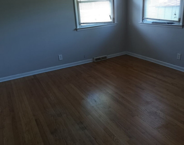 557 E Division Street - Photo Thumbnail 5