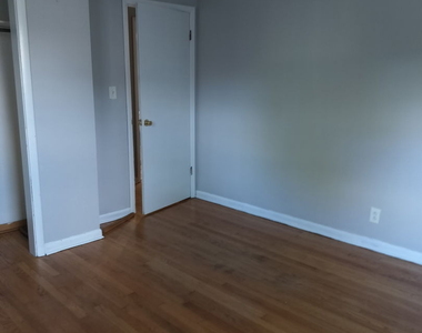 557 E Division Street - Photo Thumbnail 3