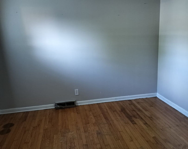 557 E Division Street - Photo Thumbnail 4