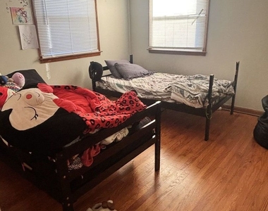 557 E Division Street - Photo Thumbnail 7