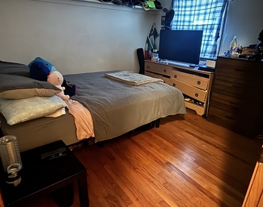 557 E Division Street - Photo Thumbnail 6