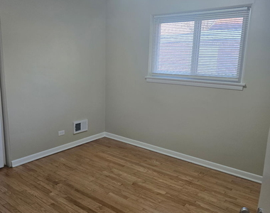 4116 W 109 Street - Photo Thumbnail 10