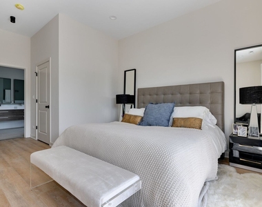 284 Stonington Drive - Photo Thumbnail 16