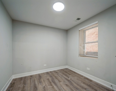 2237 S Sacramento Avenue - Photo Thumbnail 6