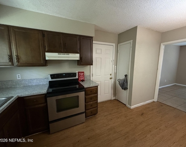808 Meadowbrook Drive - Photo Thumbnail 2