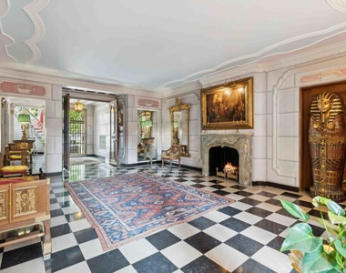 1355 N Astor Street - Photo Thumbnail 7