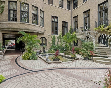 1355 N Astor Street - Photo Thumbnail 4
