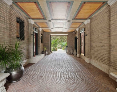 1355 N Astor Street - Photo Thumbnail 3