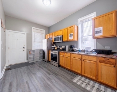 209 S Albany Avenue - Photo Thumbnail 3