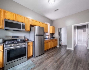 209 S Albany Avenue - Photo Thumbnail 4