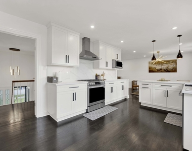 1135 Crestwood Drive - Photo Thumbnail 9